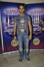 Pulkit Samrat with Fukrey stars on the sets of India_s dancing superstars in Filmcity, Mumbai on 29th May 2013 (11).JPG